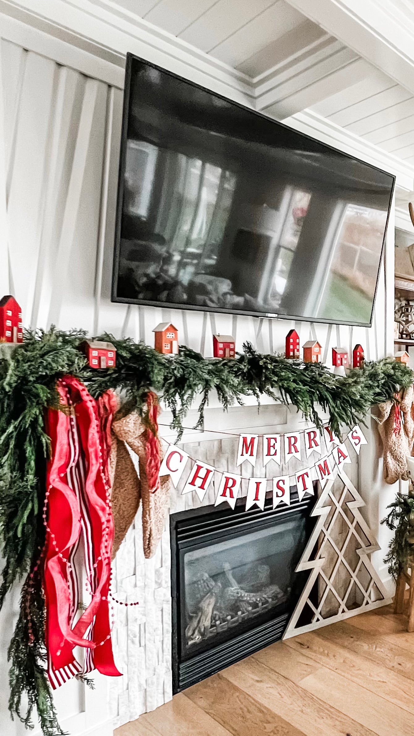 Red and White Merry Christmas Banner